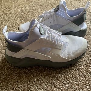 Nike Men’s Air Huarache size 11 EUC